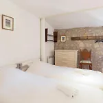 Authentic Townhouse Steps From The & Market *