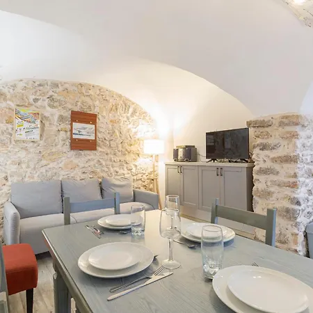 Authentic Townhouse Steps From The & Market Antibes