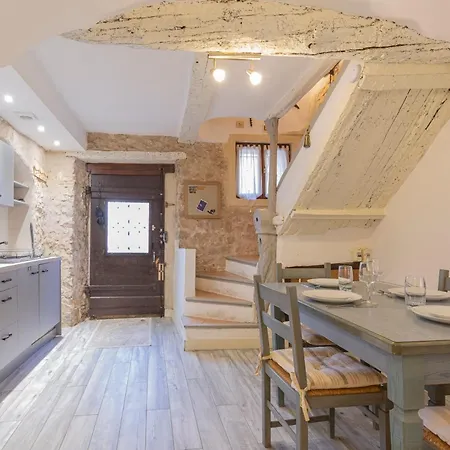 Authentic Townhouse Steps From The & Market Tatil Evi Antibes