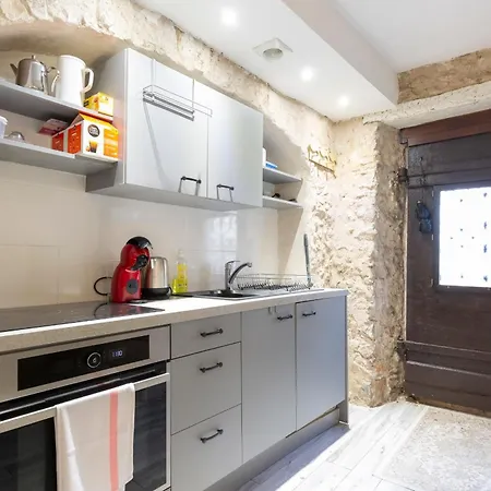 Authentic Townhouse Steps From The & Market Antibes