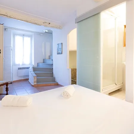 Authentic Townhouse Steps From The & Market Antibes