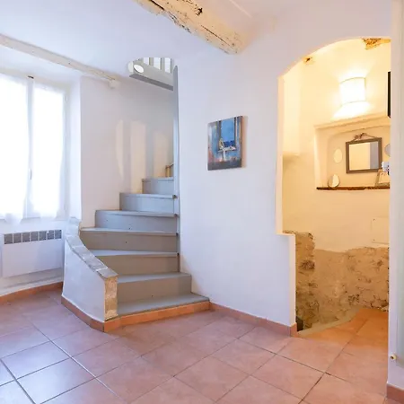 Vakantiehuis Authentic Townhouse Steps From The & Market Antibes
