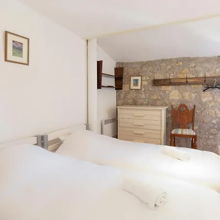 Authentic Townhouse Steps From The & Market *