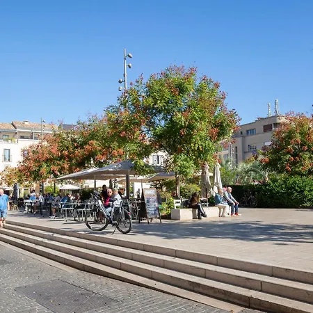 Vakantiehuis Authentic Townhouse Steps From The & Market Antibes