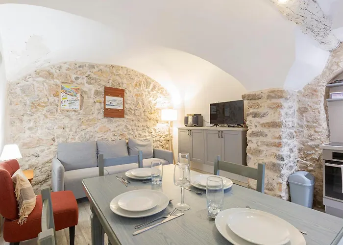 Authentic Townhouse Steps From The & Market Antibes