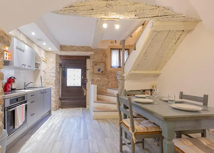 Authentic Townhouse Steps From The & Market Tatil Evi Antibes