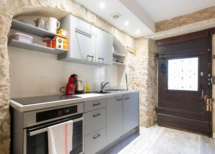 Authentic Townhouse Steps From The & Market Antibes