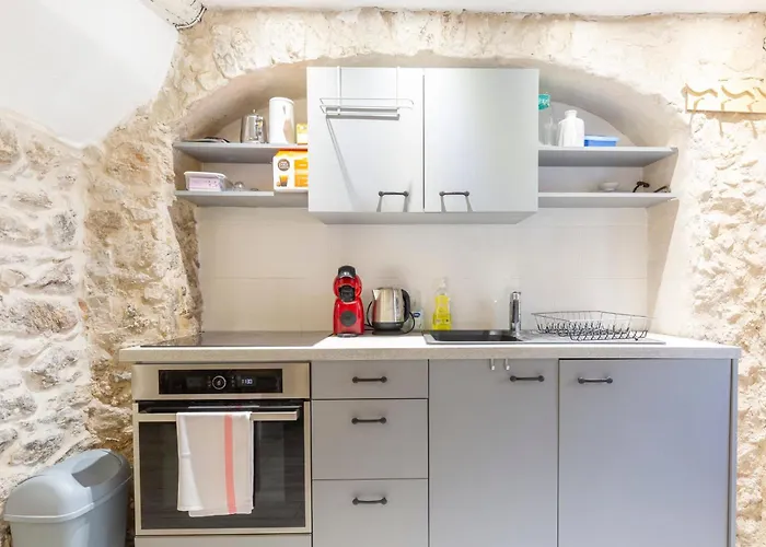 Authentic Townhouse Steps From The & Market Сasa de vacaciones Antibes