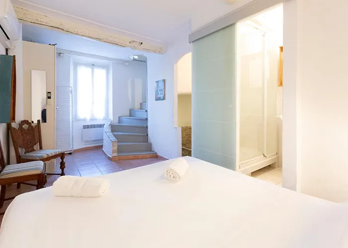 Authentic Townhouse Steps From The & Market Antibes