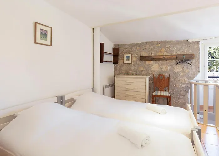 Authentic Townhouse Steps From The & Market *