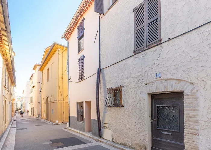 Authentic Townhouse Steps From The & Market