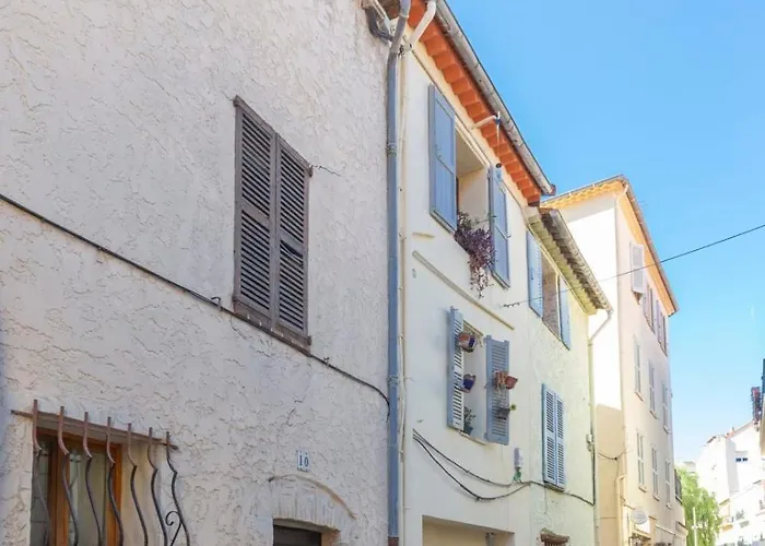 Authentic Townhouse Steps From The & Market