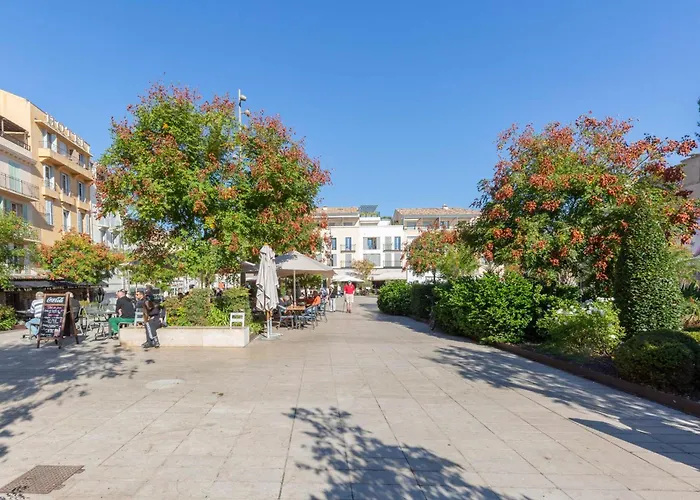 Authentic Townhouse Steps From The & Market * Antibes